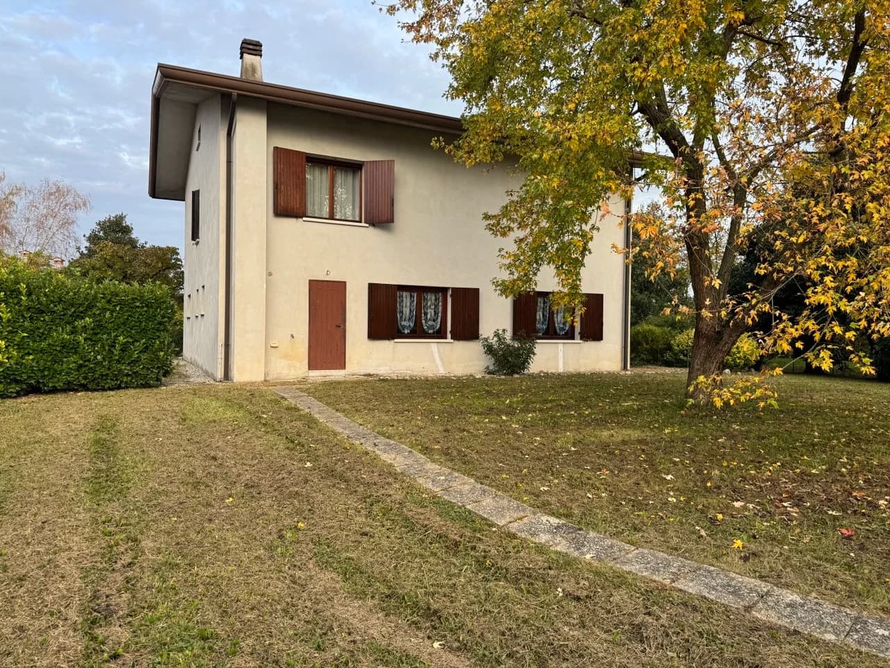 Casa singola con ampio giardino in vendita