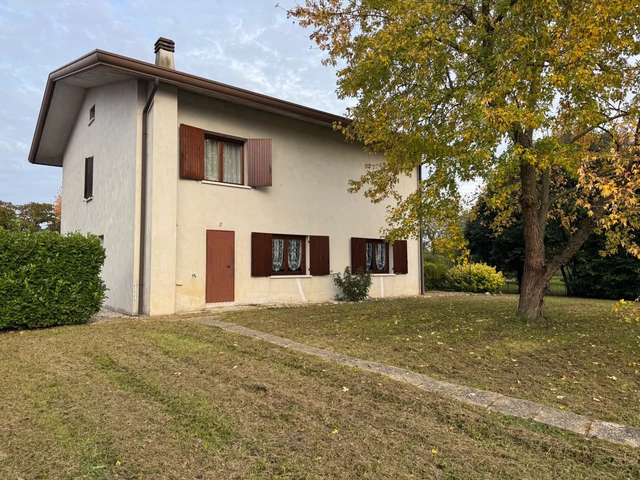 Casa singola con ampio giardino in vendita