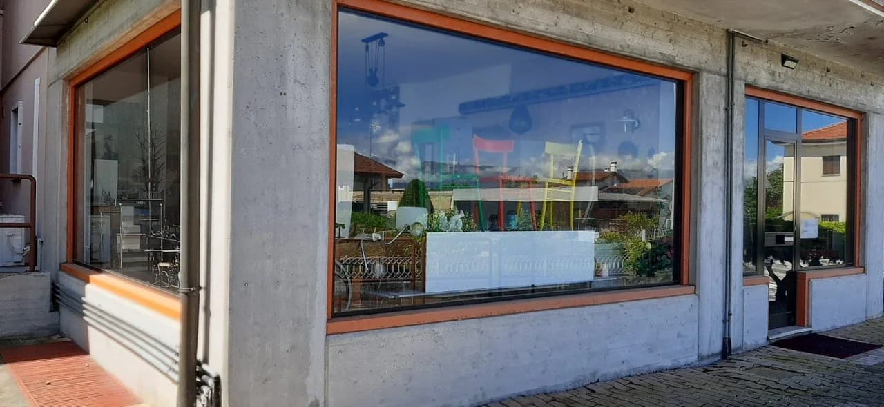 Locale in vendita a Prata